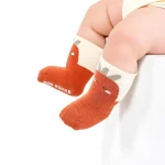 جوراب بچگانه ضد لغزش طرح هویج (مناسب کودکان 3 ماه تا 3 سال)